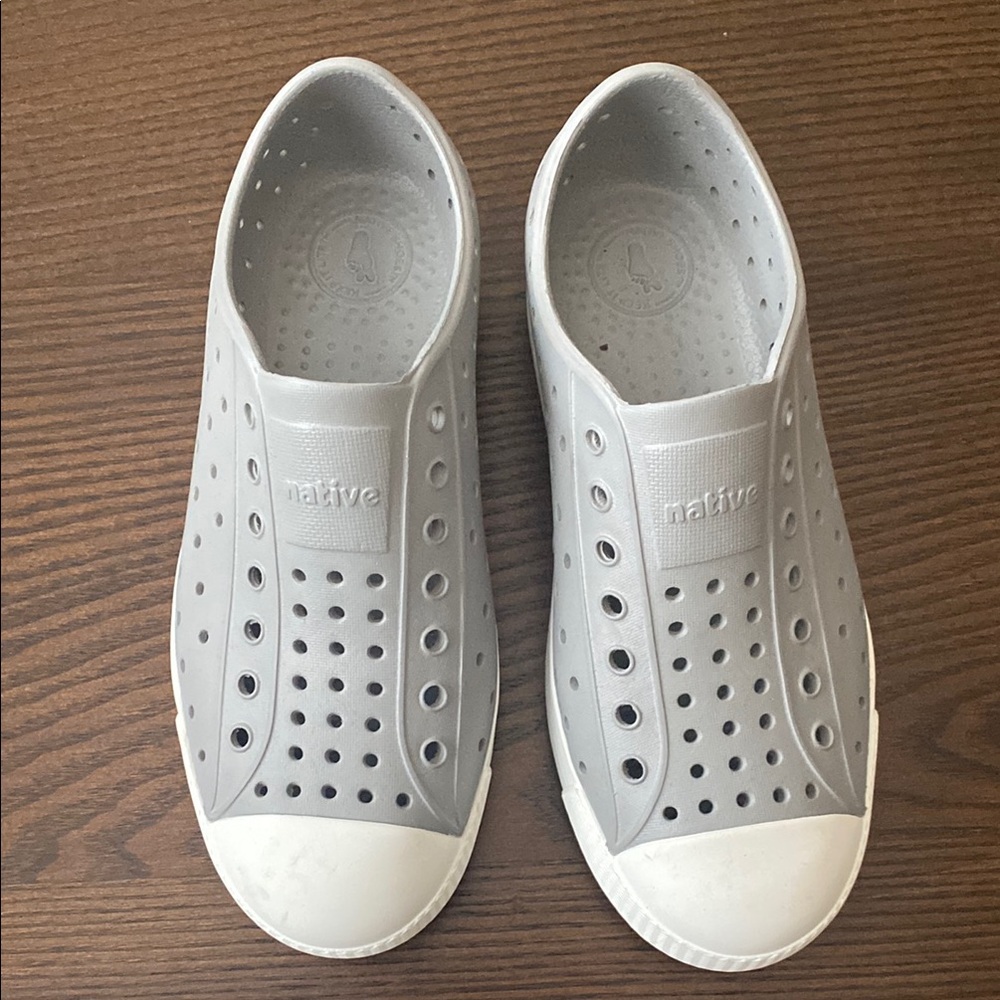 Native Jefferson Gray and White Water Shoes Slip-On 2 - Picture 4 of 7